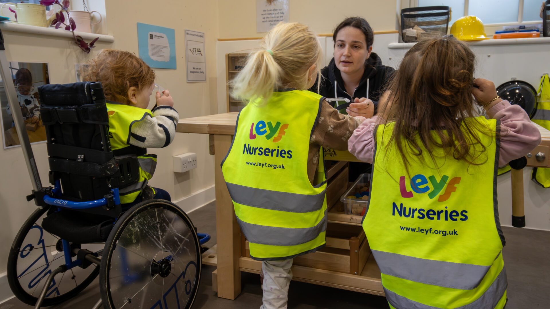 Leyf nursery children in florescent vests